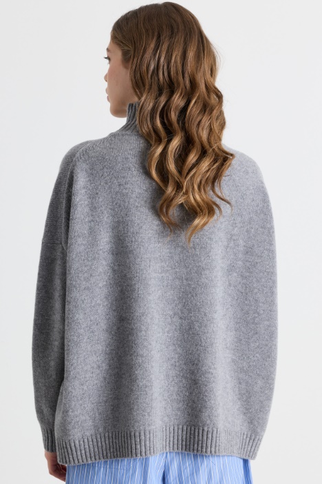 Maglia oversize in lana con collo a cratere