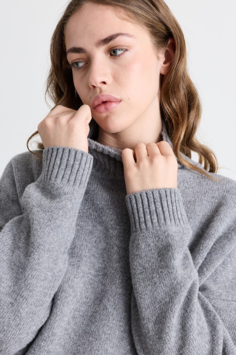 Maglia oversize in lana con collo a cratere