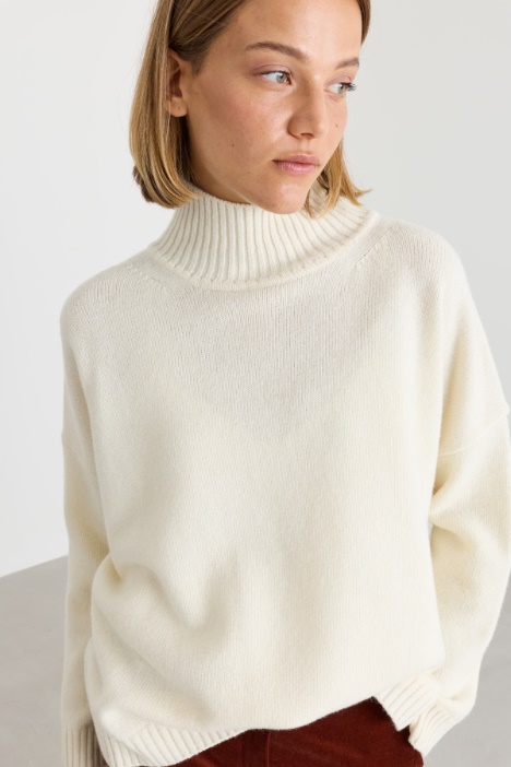 Maglia oversize in lana con collo a cratere