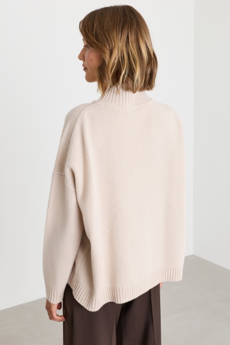 Maglia oversize in lana con collo a cratere