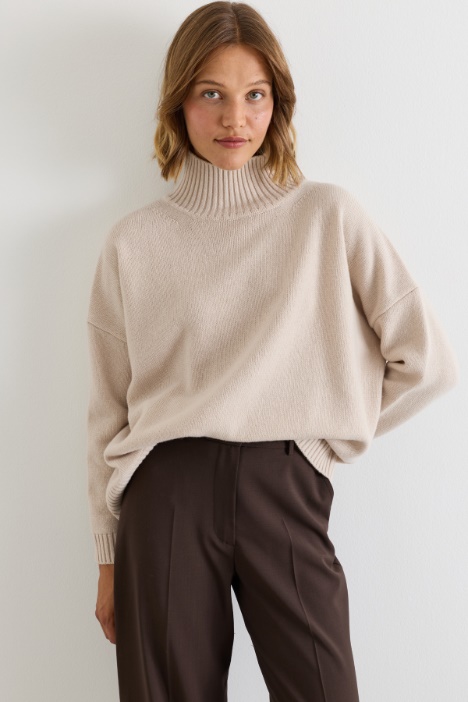Oversize-Pullover mit Trichterkragen - Intrend