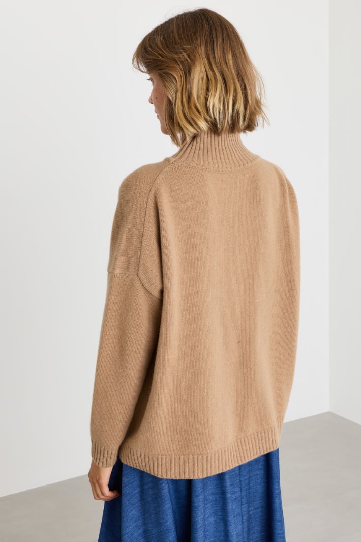 Oversized funnel-neck jumper - CAMEL - Intrend - 4