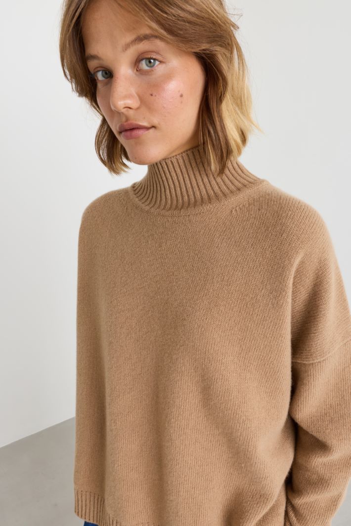 Oversized funnel-neck jumper - CAMEL - Intrend - 3