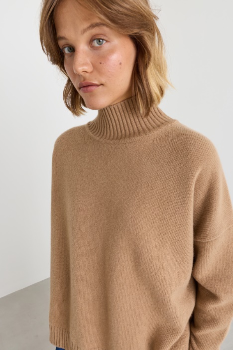 Maglia oversize in lana con collo a cratere