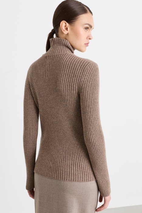 Dolcevita in lana e cashmere a coste