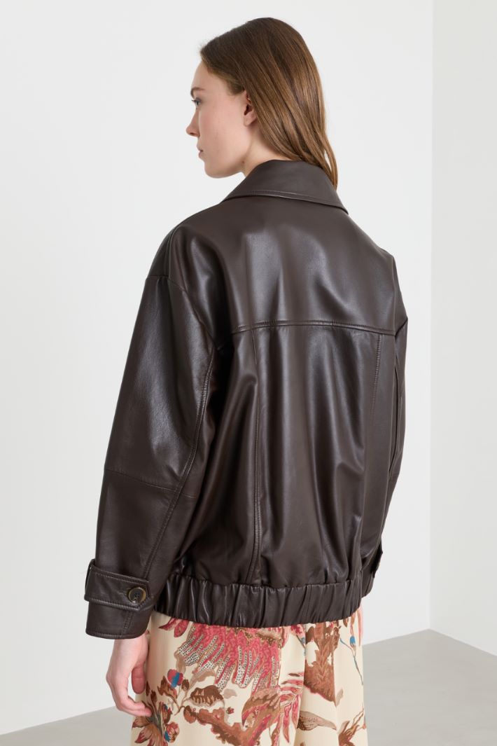Short double-breasted coat in distressed leather - BROWN - Intrend - 4