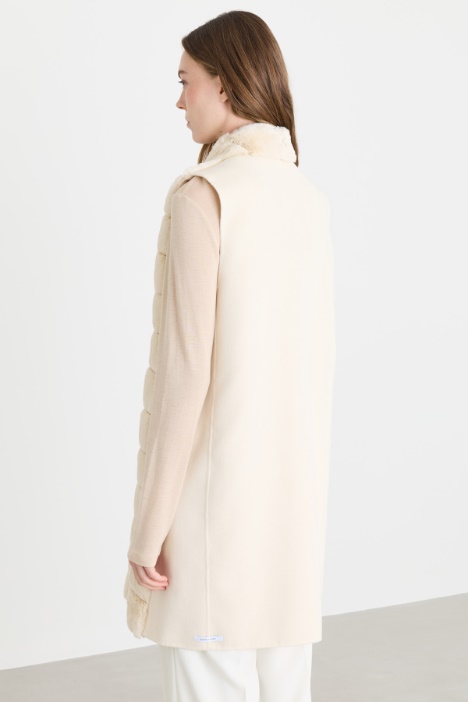 Gilet con inserti in tessuto morbido