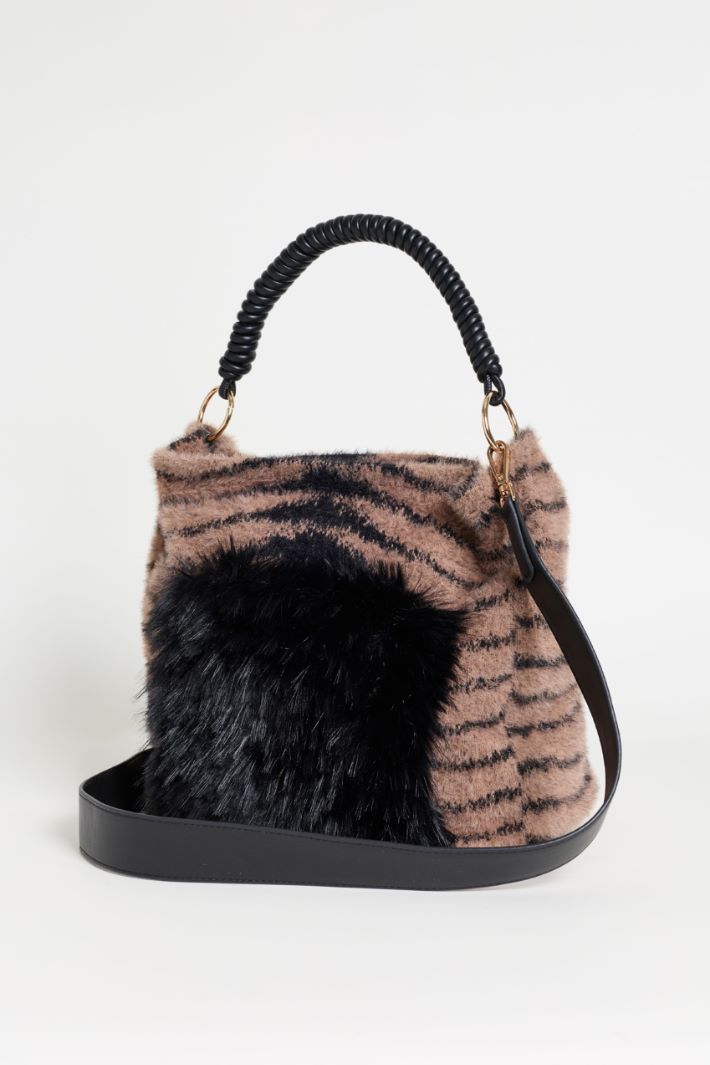 Bag with a Contrasting Panel - BROWN BLACK - Intrend - 2
