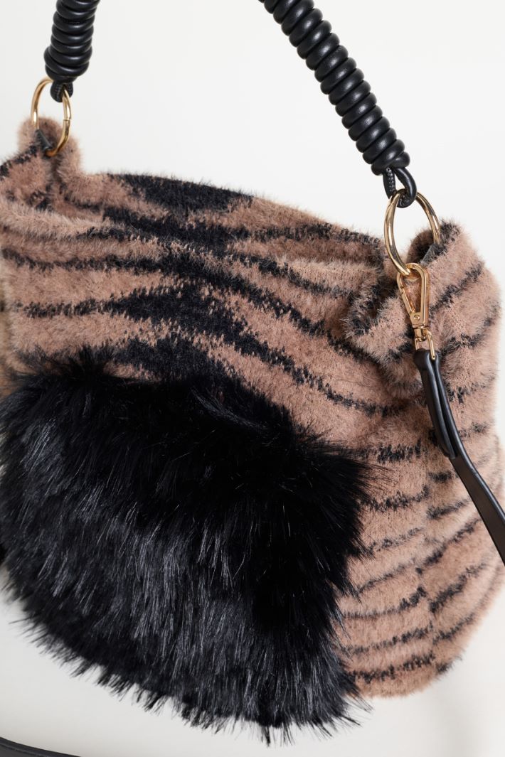 Bag with a Contrasting Panel - BROWN BLACK - Intrend - 4