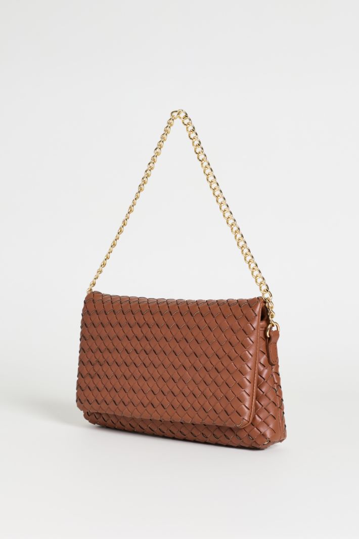 Woven Clutch with Chain Strap - BROWN - Intrend - 2