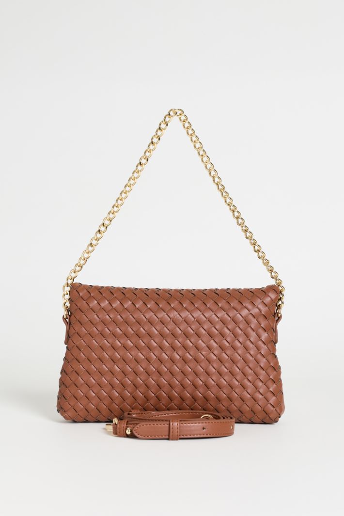 Woven Clutch with Chain Strap - BROWN - Intrend - 3