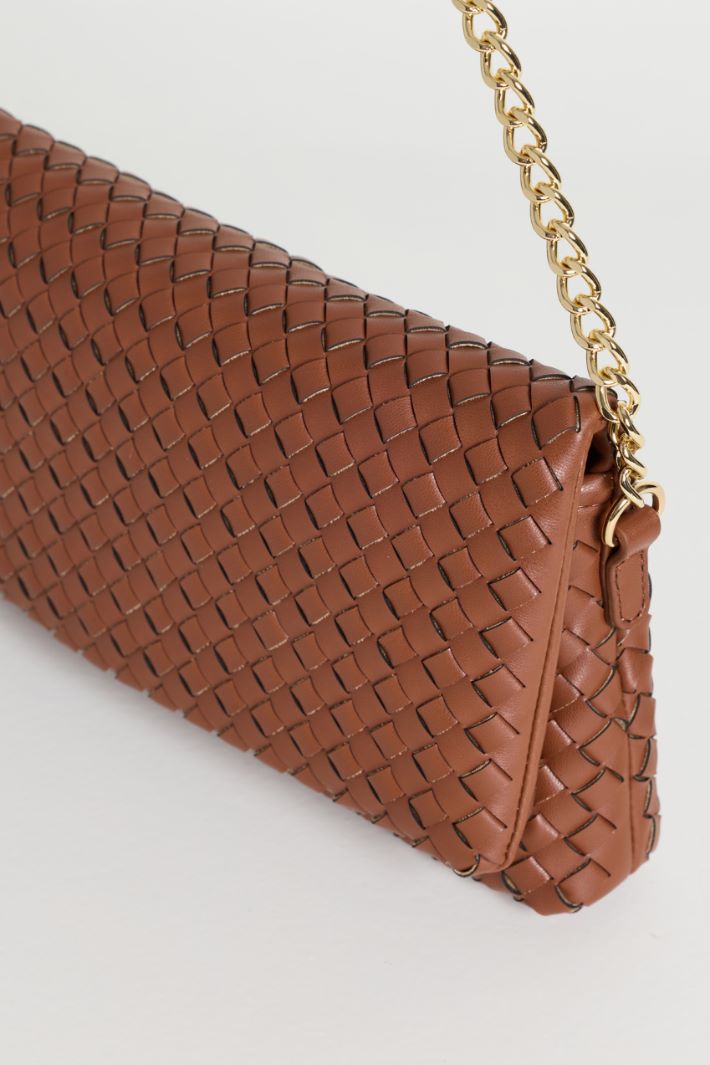 Woven Clutch with Chain Strap - BROWN - Intrend - 4
