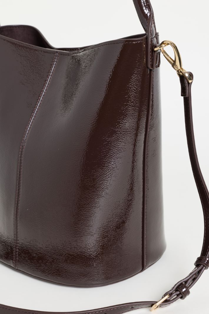 Patent Leather Bucket Bag - BROWN - Intrend - 4
