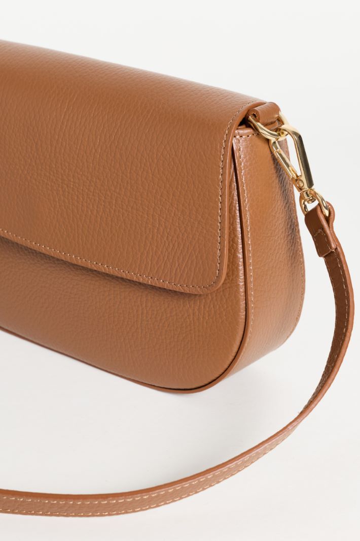 Tumbled leather shoulder bag - BROWN - Intrend - 4