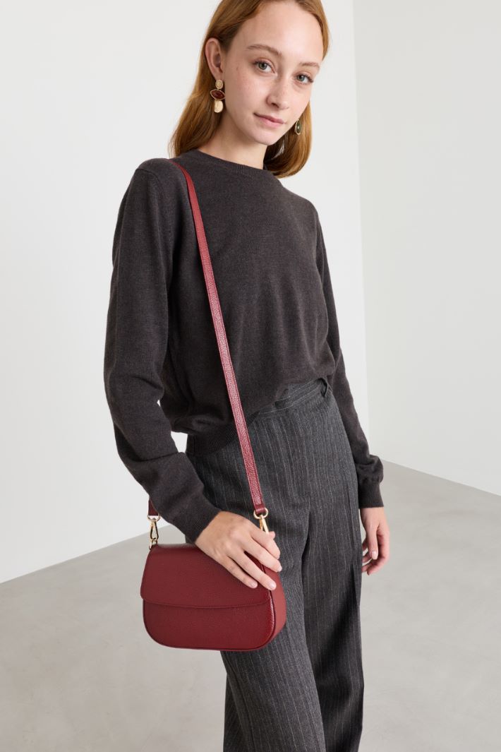 Tumbled leather shoulder bag - RED - Intrend - 5