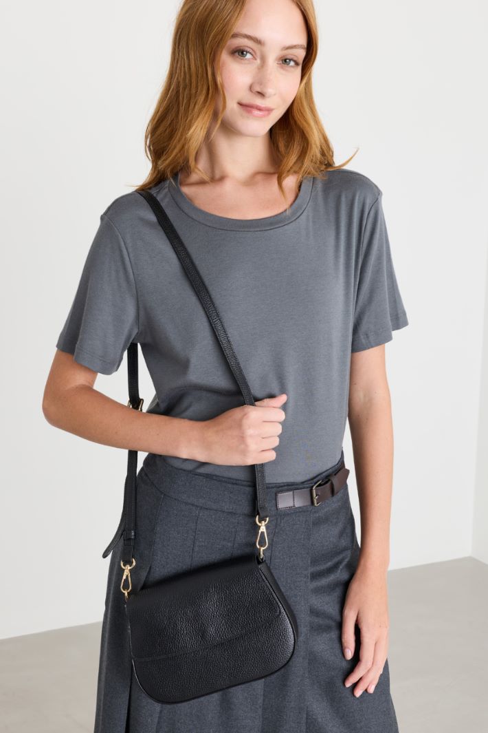 Tumbled leather shoulder bag - BLACK - Intrend - 5