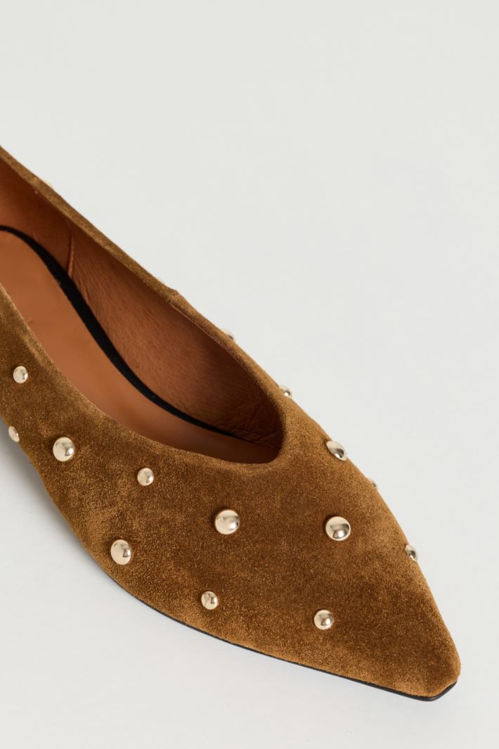 Ballerine in pelle scamosciata con borchie - MARRONE - Intrend - 4