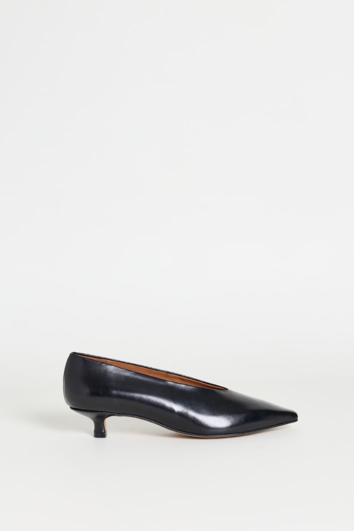 Low-Heeled Court Shoes - BLACK - Intrend