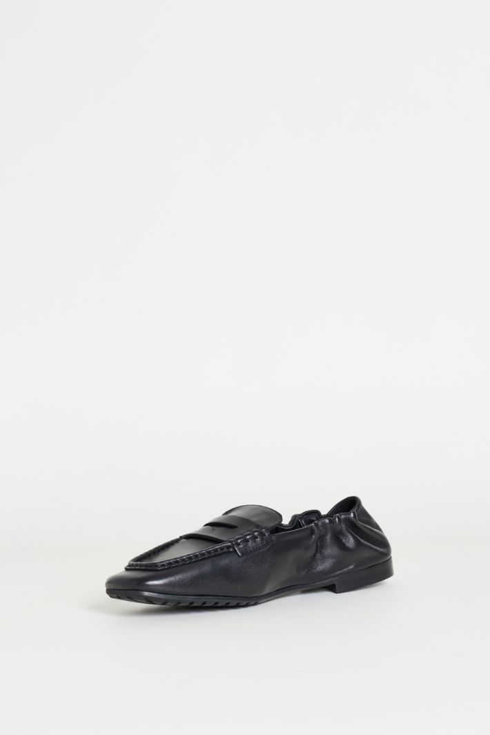 Mocassini in pelle con pieghe - NERO - Intrend - 3
