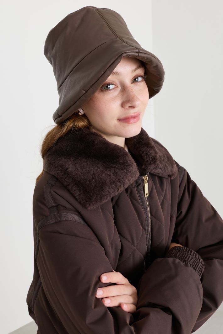 Cappello in tessuto spalmato - MARRONE - Intrend