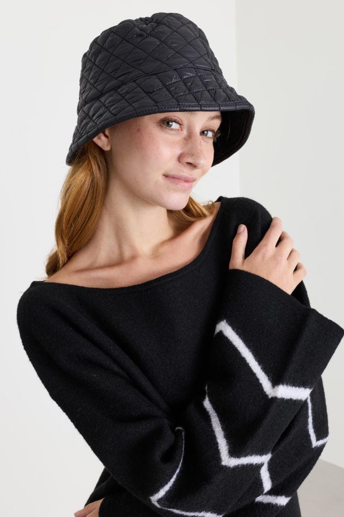 Cappello in tessuto trapuntato - NERO - Intrend