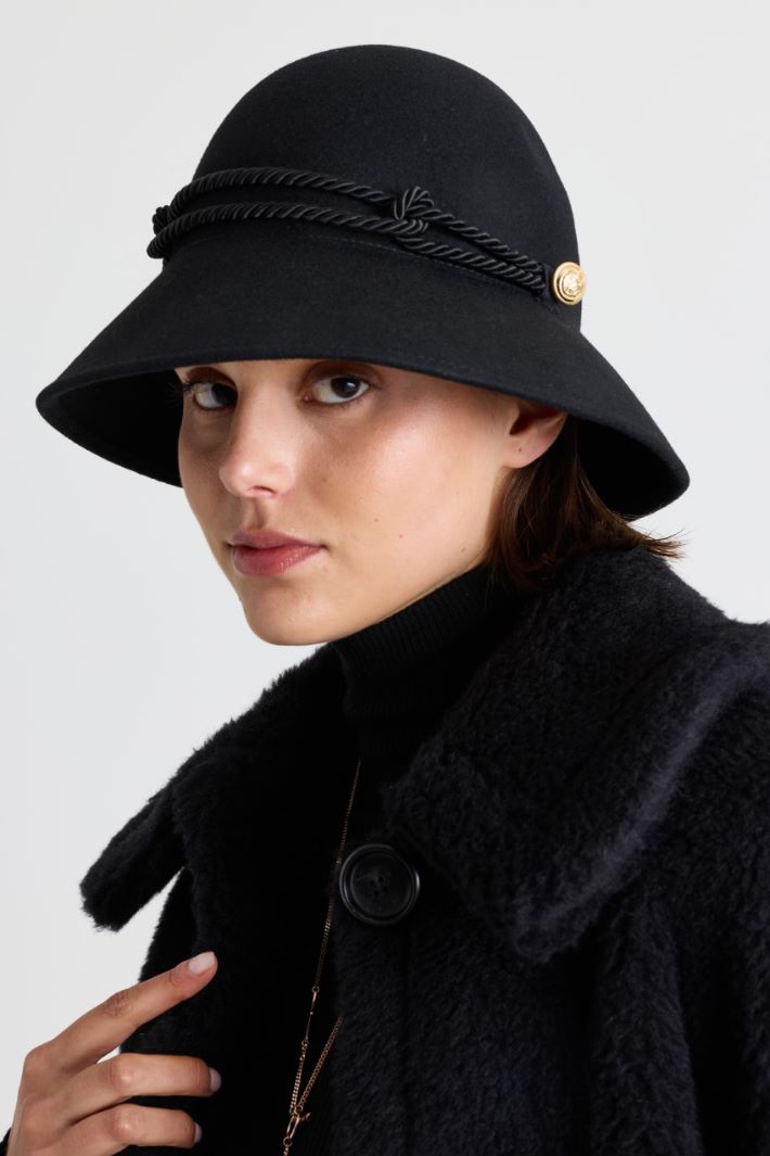 Cappello con dettaglio gioiello - NERO - Intrend - 2