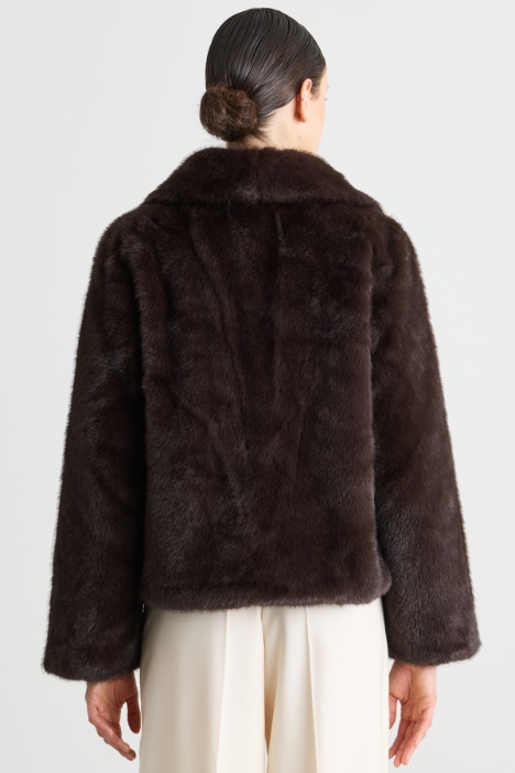 Cappotto corto in tessuto morbido e caldo