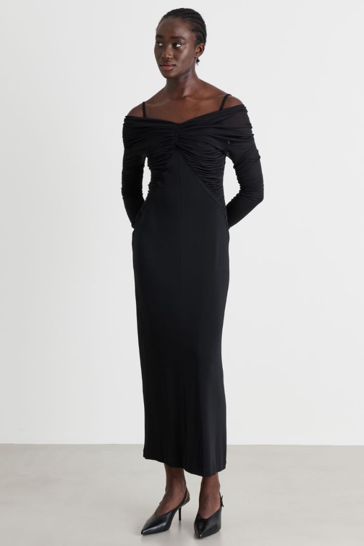 Off-the-shoulder fluid jersey dress - BLACK - Intrend - 2