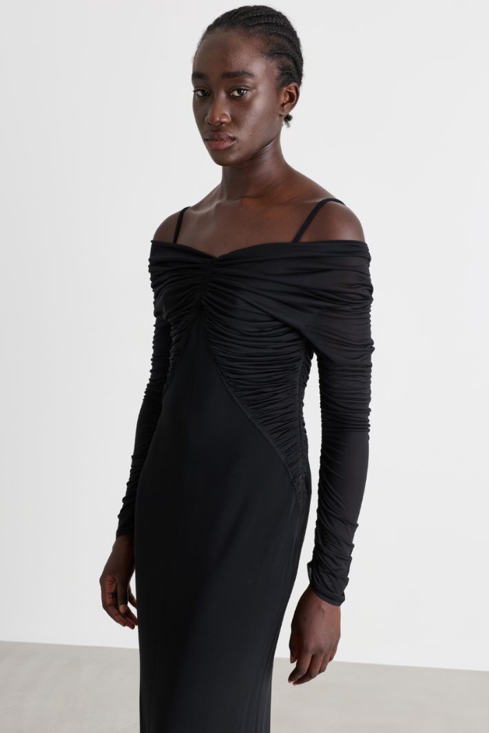 Off-the-shoulder fluid jersey dress - BLACK - Intrend - 3