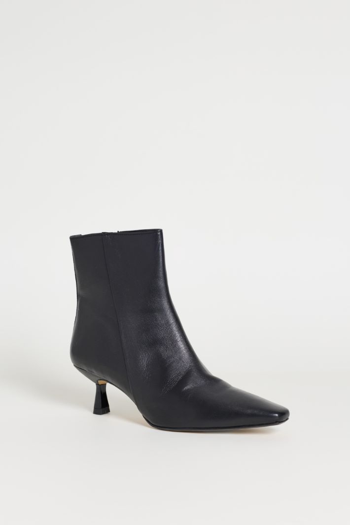 Kitten Heel Ankle Boots - BLACK - Intrend - 2