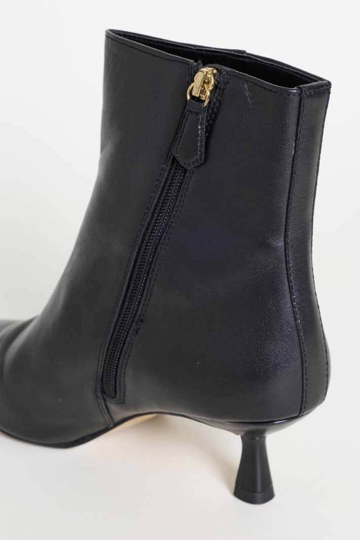 Kitten Heel Ankle Boots - BLACK - Intrend - 4
