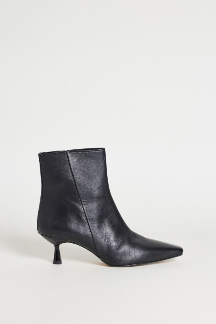 Kitten Heel Ankle Boots - BLACK - Intrend
