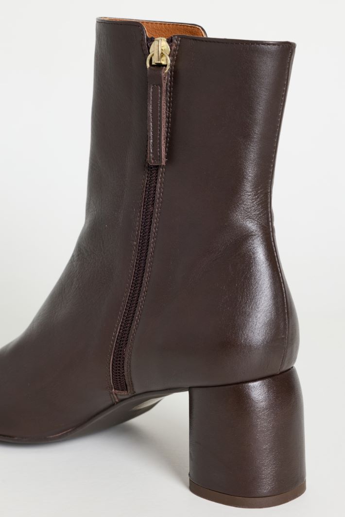 Stiefelette mit abgerundetem Blockabsatz - BRAUN - Intrend - 4