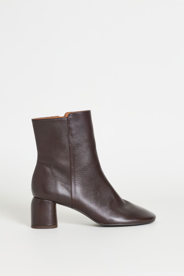 Stiefelette mit abgerundetem Blockabsatz - BRAUN - Intrend