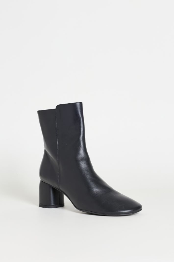 Leather Ankle Boots with a Rounded Block Heel - BLACK - Intrend - 2