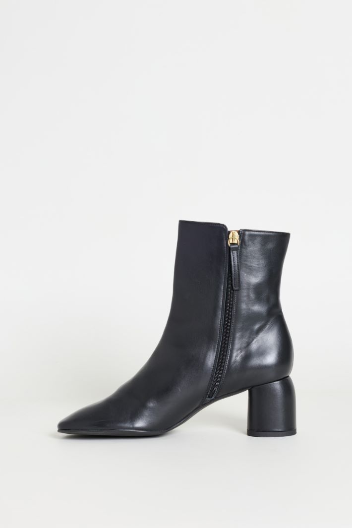 Leather Ankle Boots with a Rounded Block Heel - BLACK - Intrend - 3