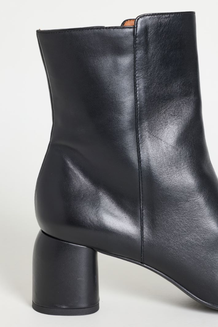 Leather Ankle Boots with a Rounded Block Heel - BLACK - Intrend - 4