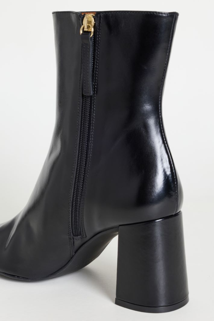 Block-heel leather ankle boots - BLACK - Intrend - 4