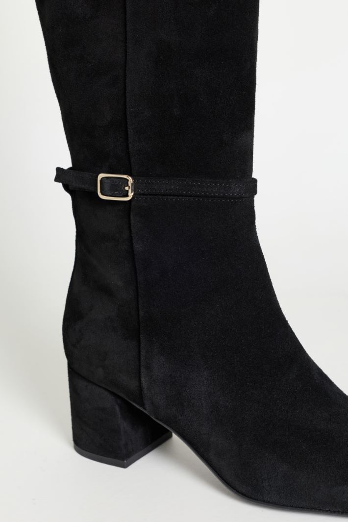 Stivali in pelle scamosciata con cinturino - NERO - Intrend - 4