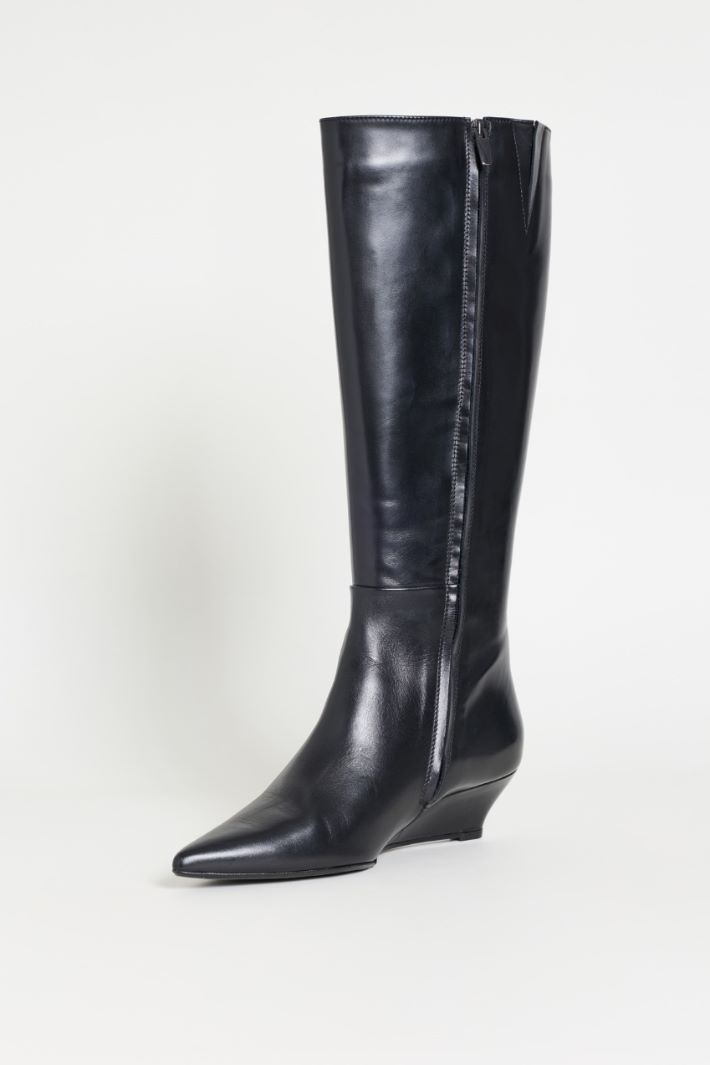 Stivali in pelle liscia con zeppa bassa - NERO - Intrend - 3
