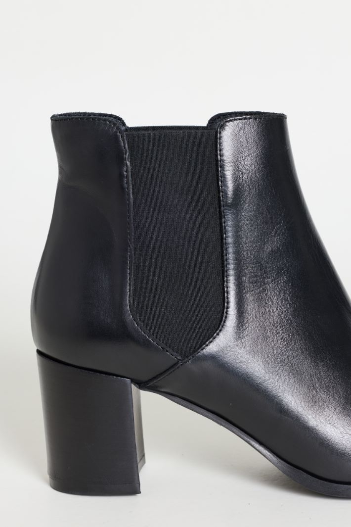 Stivaletto in pelle con tacco - NERO - Intrend - 4