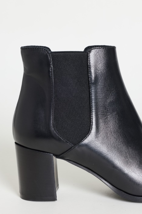 Stivaletto in pelle con tacco