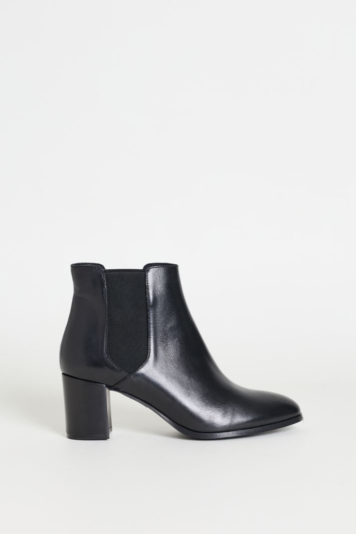 Stivaletto in pelle con tacco - NERO - Intrend