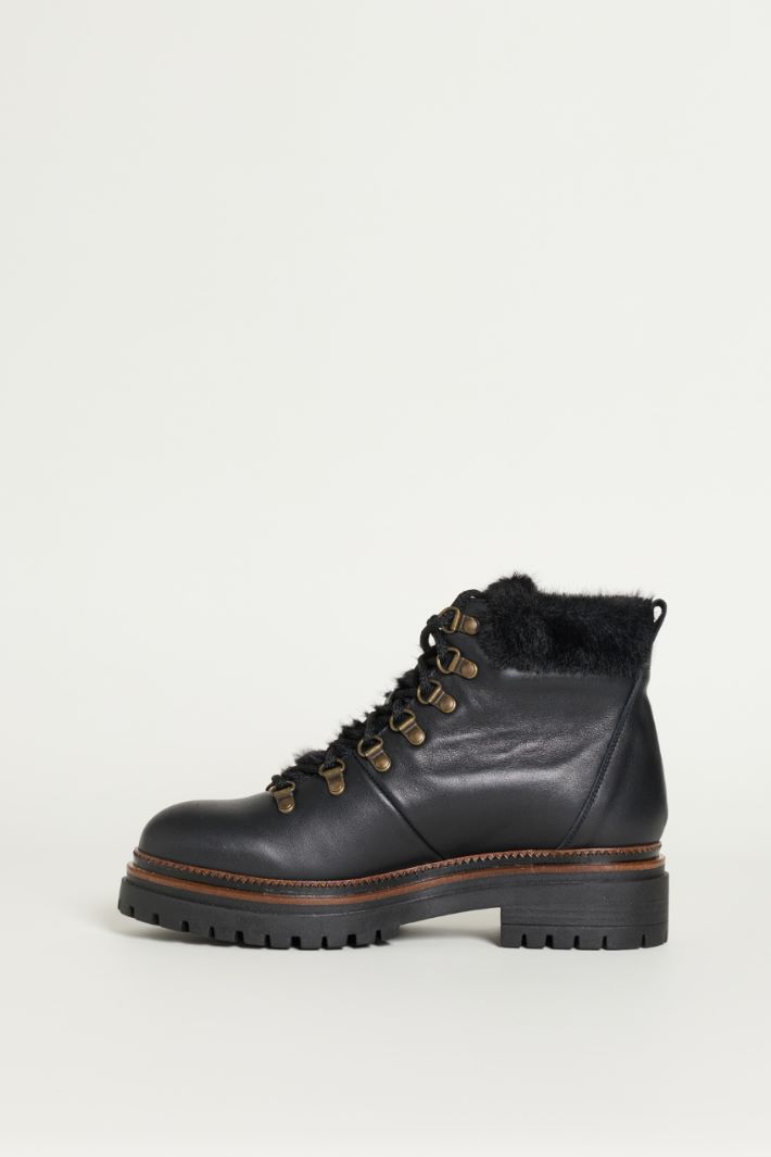 Stivaletto stringato in pelle con inserto - NERO - Intrend - 3