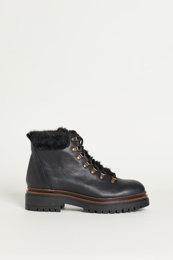 Stivaletto stringato in pelle con inserto - NERO - Intrend