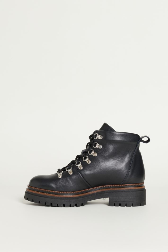 Stivaletto stringato in pelle liscia - NERO - Intrend - 3