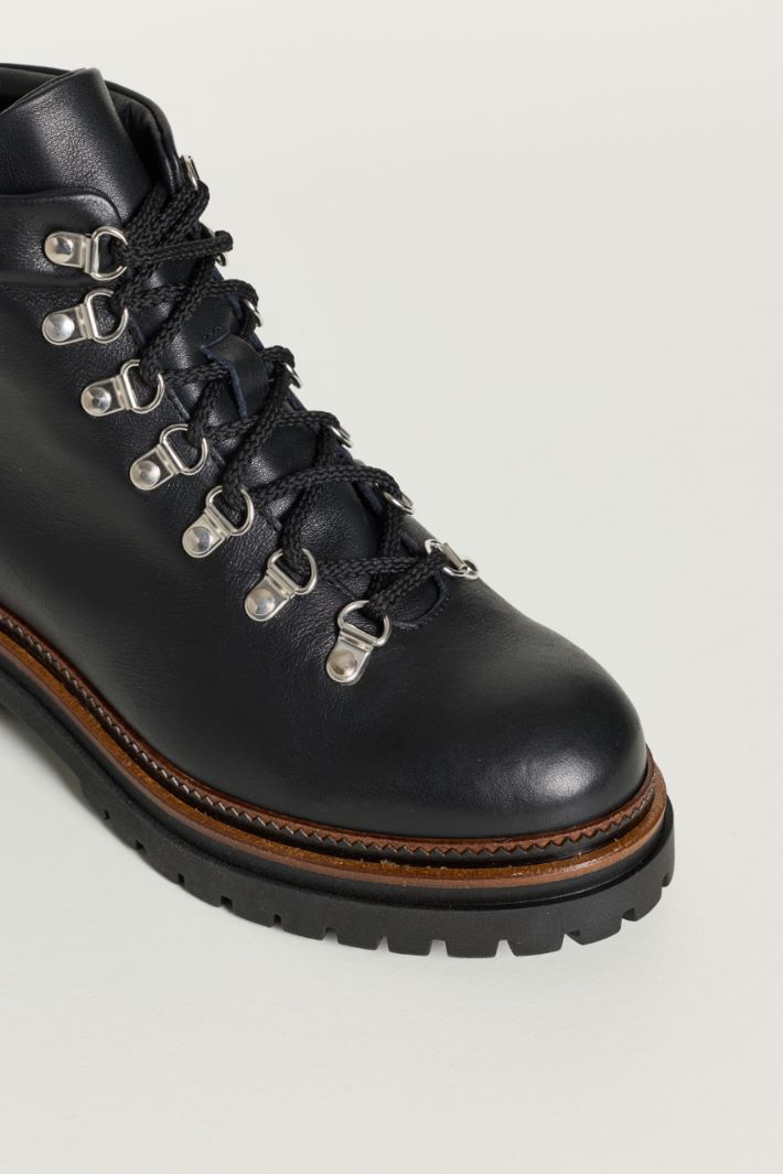 Stivaletto stringato in pelle liscia - NERO - Intrend - 4