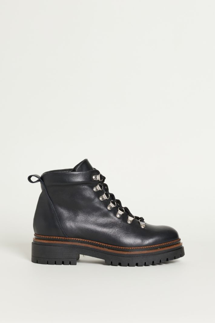 Stivaletto stringato in pelle liscia - NERO - Intrend