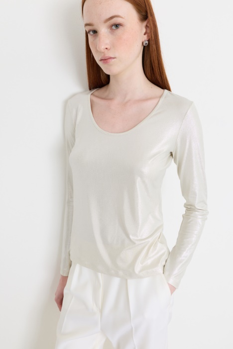 T-shirt laminata con ampio scollo