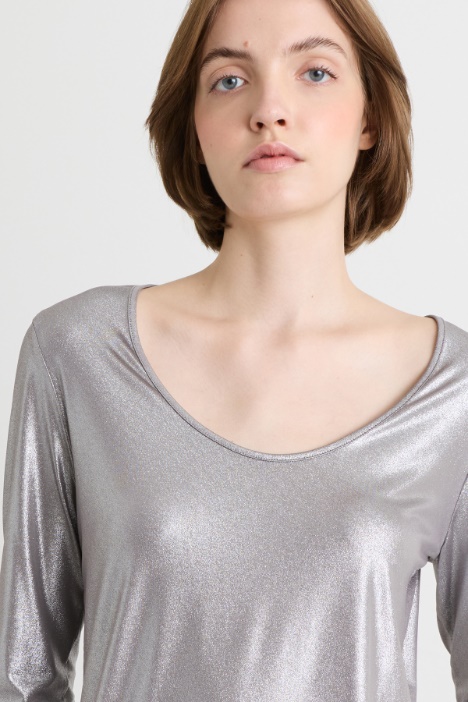 T-shirt laminata con ampio scollo